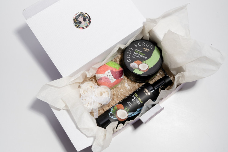 Набор: Раскрой свою красоту СПА №1 (Гель для душа кокос 250мл, Скраб кокосовый солевой 200мл., Шарик для ванн Смородиновый пунш, Лепестки роз для принятия ванн)